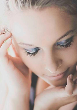 MAKE UP
