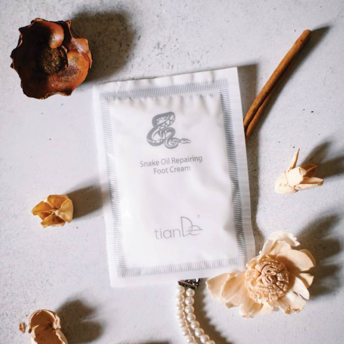 Cremă regenerantă pentru picioare cu grăsime de șarpe, 30 g